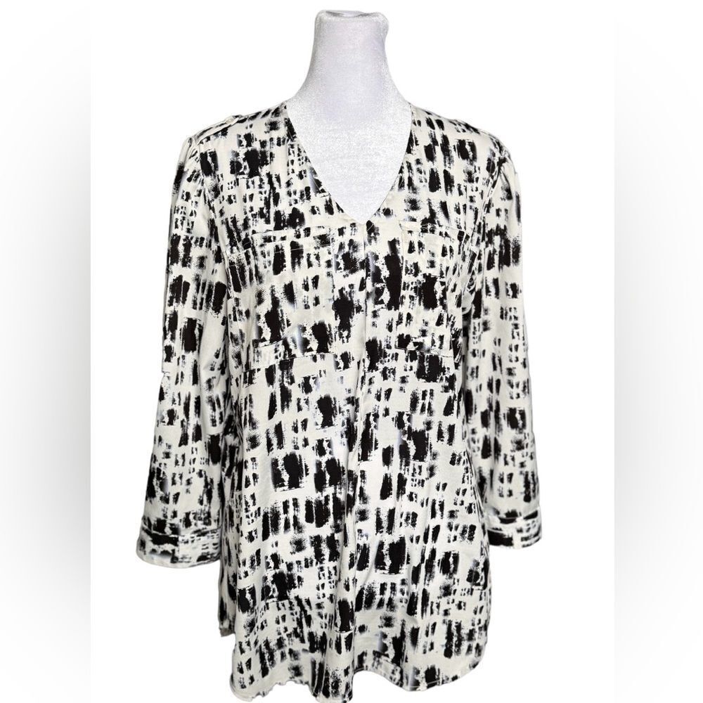 Red Saks Fifth Avenue Lightweight Black White Print V-Neck Top. Shirt. Medium